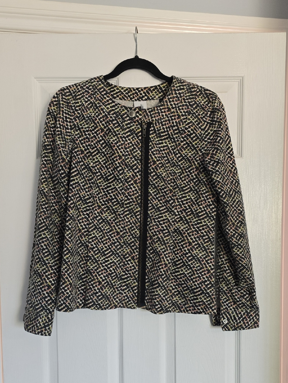 Women’s Black & Cream Patterned Zip-Front Jacket
